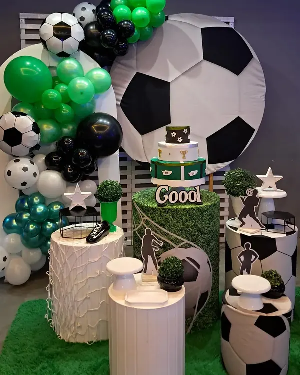 Mesa de bolo decorada com tema de futebol