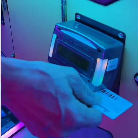 Mão passando o cartão de jogo na máquina