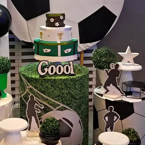 Bolo de aniversário decorado sobre a mesa