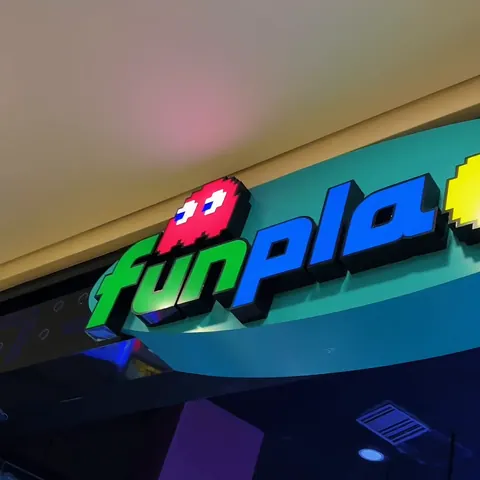 Letreiro FunPlace na entrada da loja
